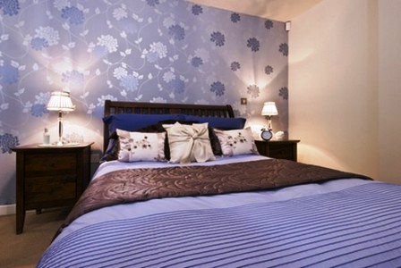 Сочетание однотонных обоев и обоев с рисунком Сочетание обоев однотонных и с рисунком